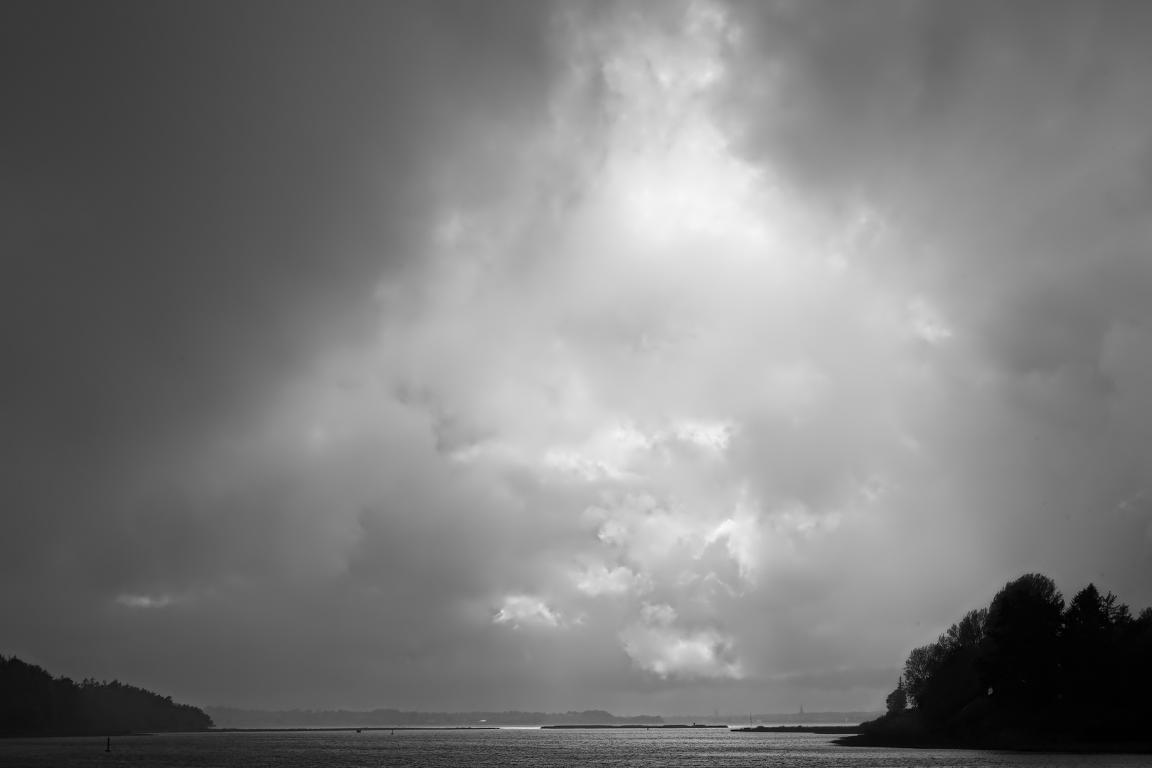 Frühjahrssturm an der Schlei mit Blick Schleswig  -  Spring storm at the Schlei