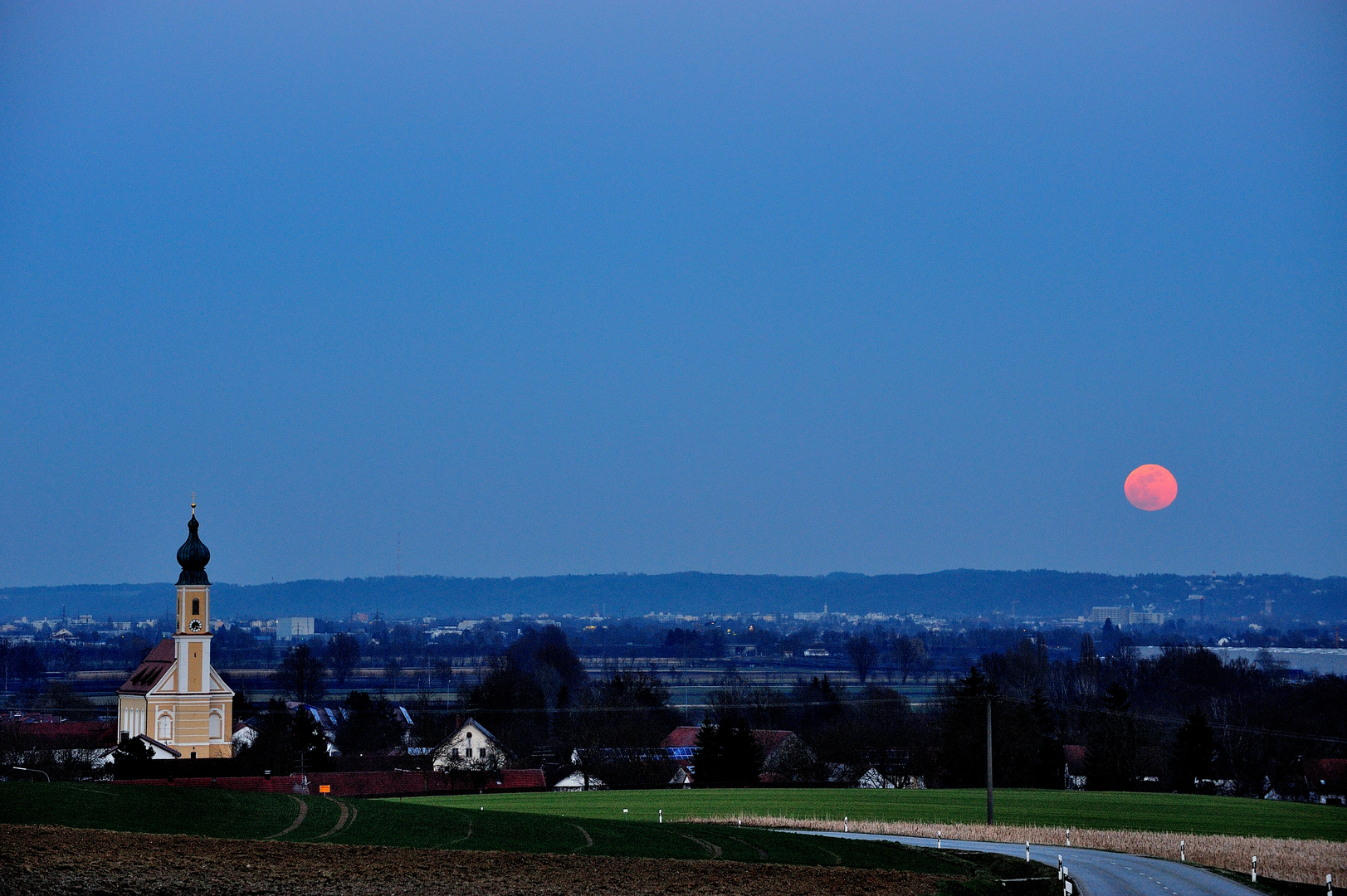 Frühjahrsvollmond über Landshut