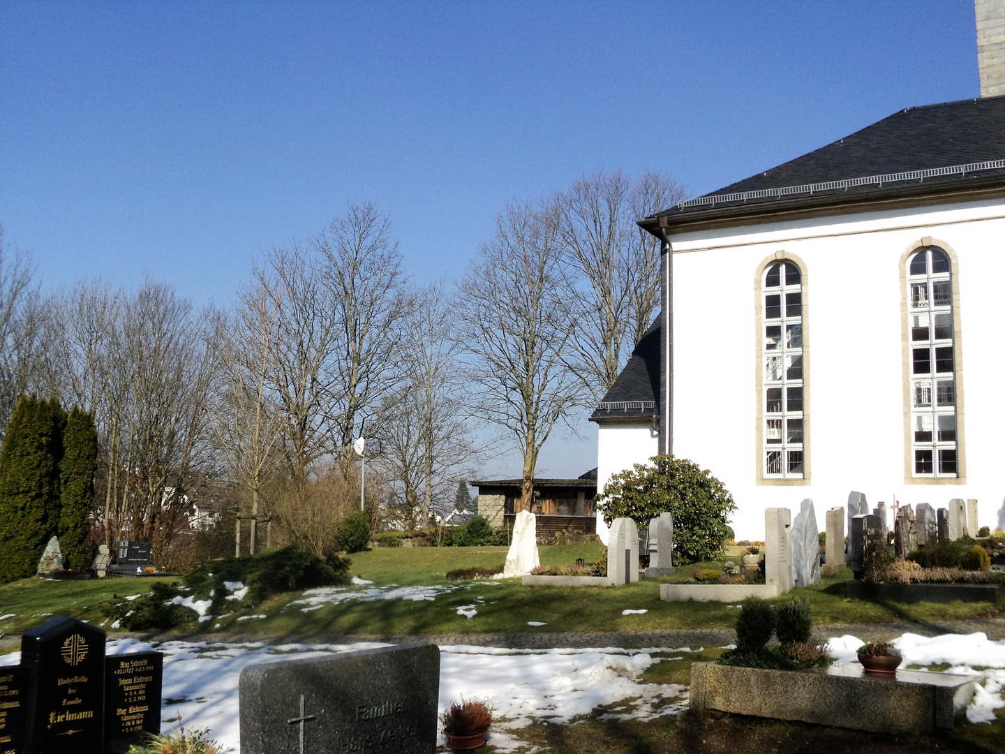 Frühling erreicht Friedhof und Kirche St.Gallus Zell im Fichtelgebirge