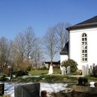 Frühling erreicht Friedhof und Kirche St.Gallus Zell im Fichtelgebirge