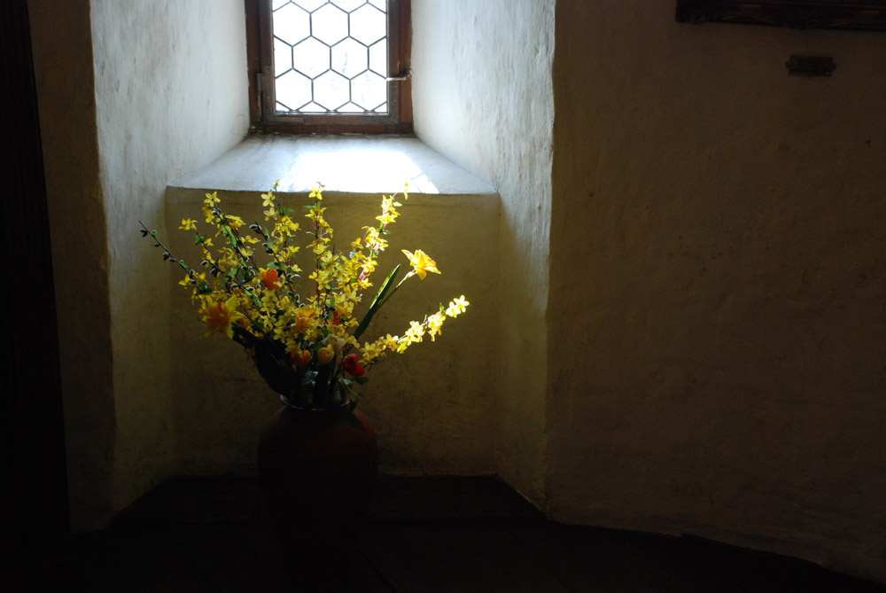 Frühling hinter dicken Mauern