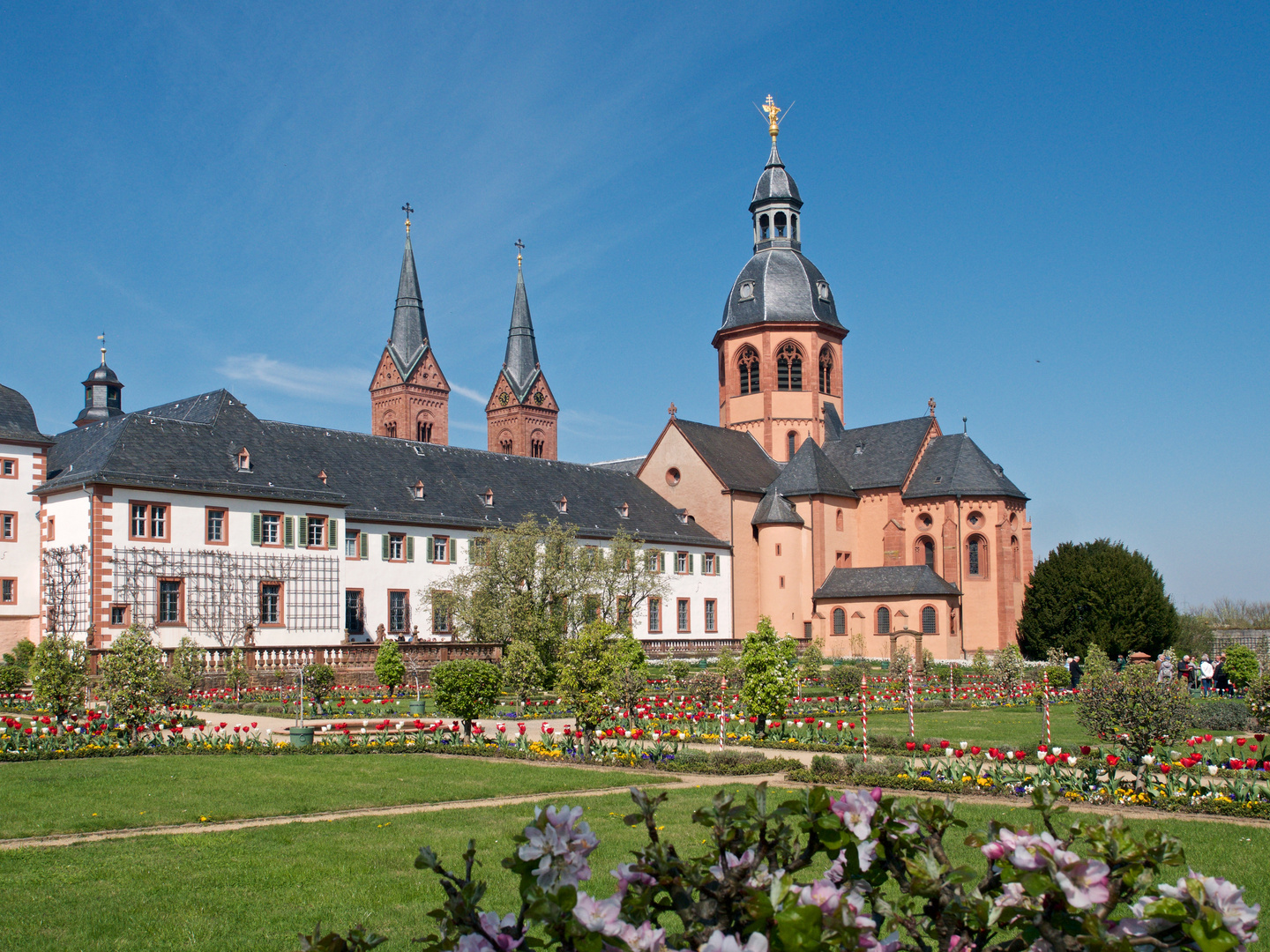 Frühling im Klostergarten