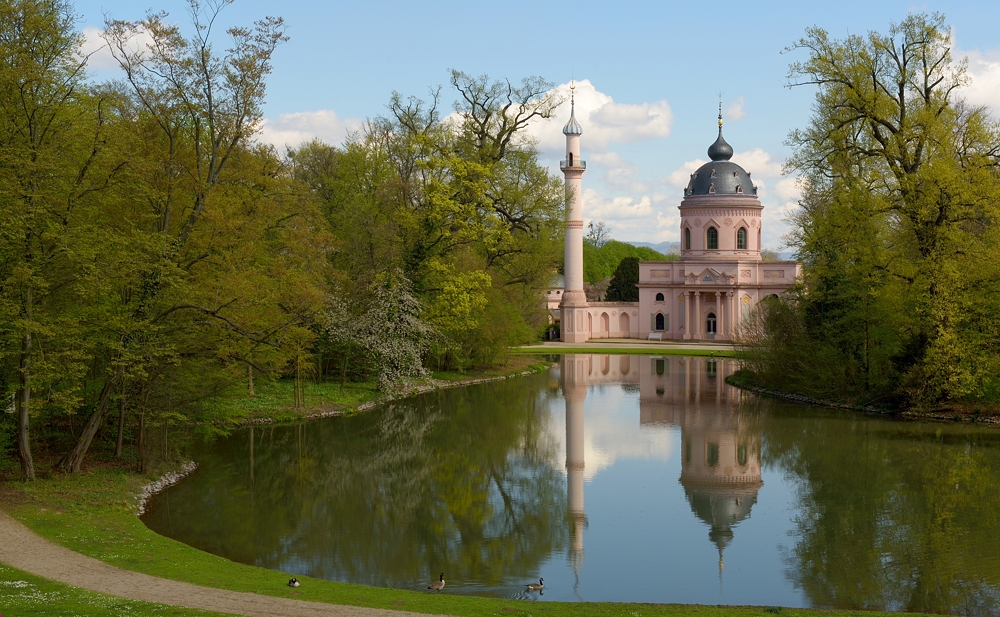 Frühling im Schwetzinger Schlossgarten, Blick auf die Moschee.