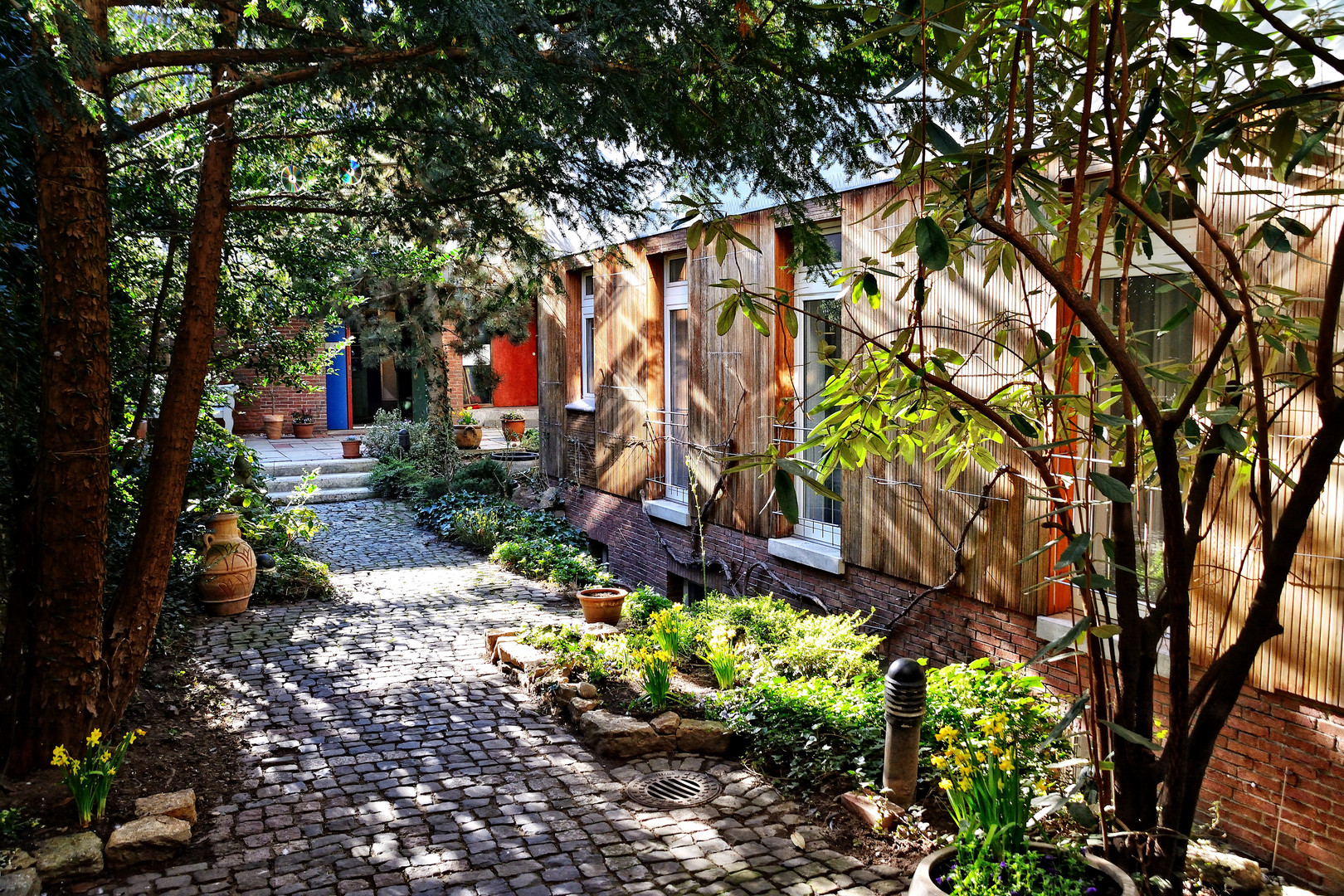 Frühling in einem Innenhof des Göttinger Hotels "Central"