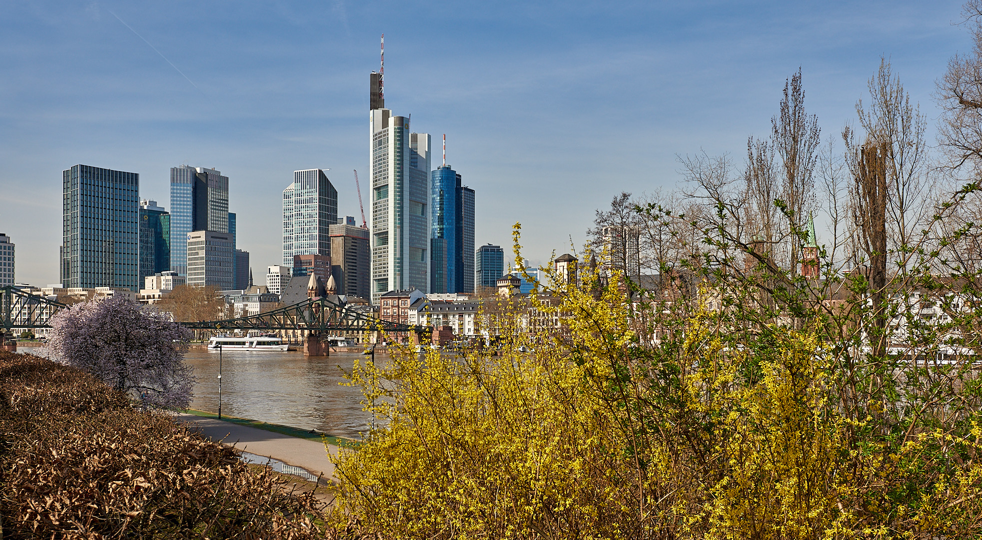 Frühling in Mainhatten, aufgenommen vom Stadtteil Sachsenhausen.