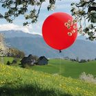 Frühling mit rotem Ballon