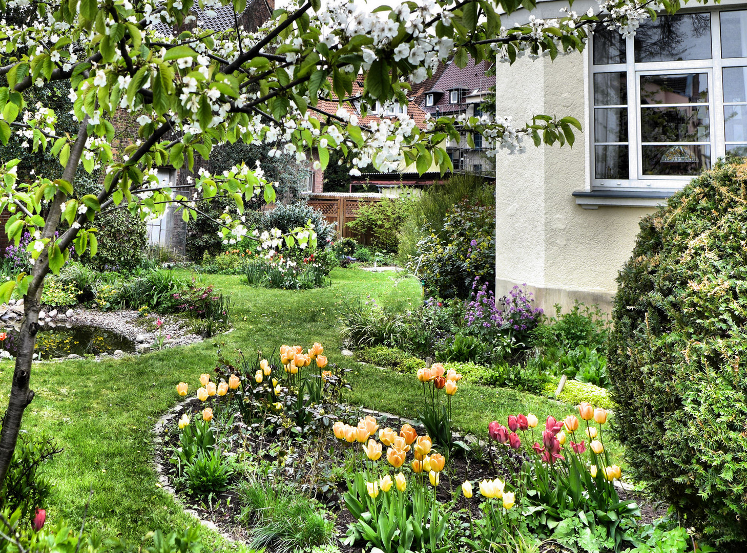 Frühling vorm Haus