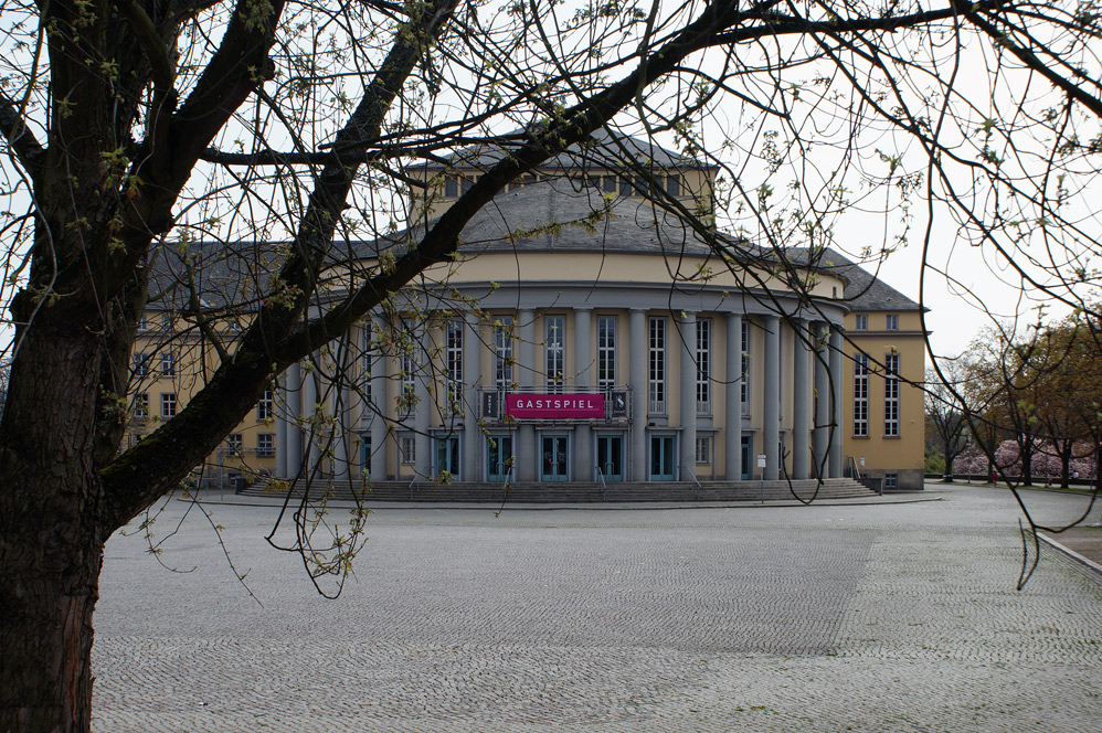 - Frühlings / Gastspiel -