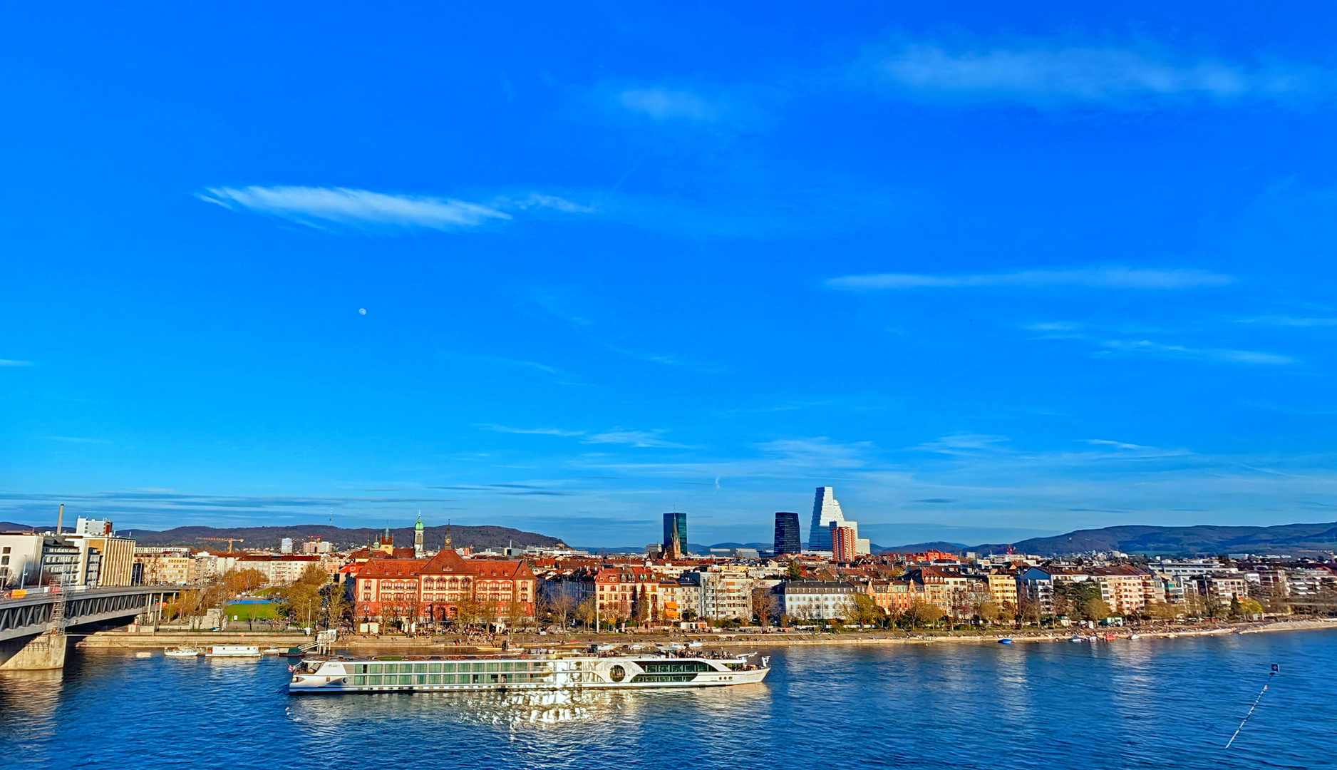 Frühlingsabend am Rhein