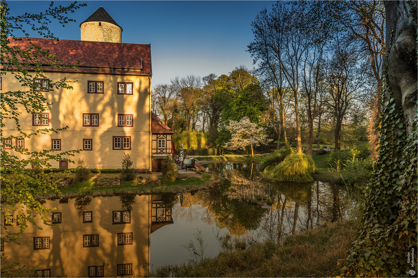 Frühlingsabend an der Wasserburg