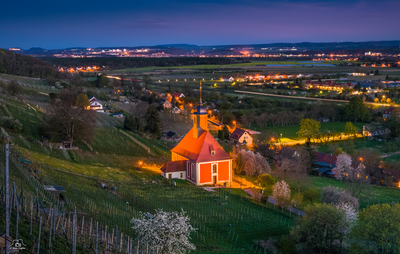 Frühlingsabend an der Weinbergkirche in Pillnitz