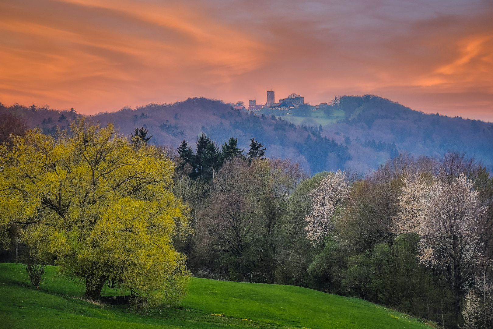 Frühlingsabend mit Burg