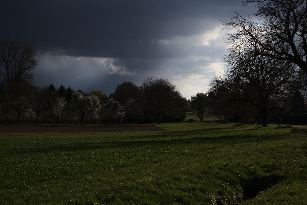 Frühlingsabend mit dunken Wolken 