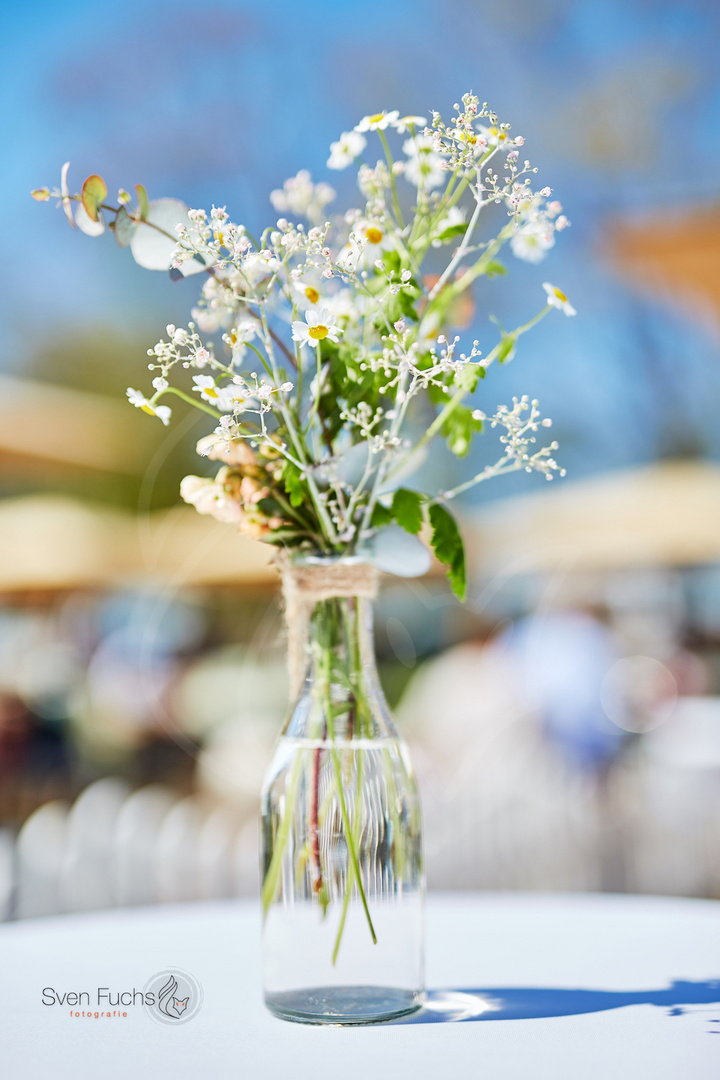 Frühlingsblumen in einer durchsichtigen Vase