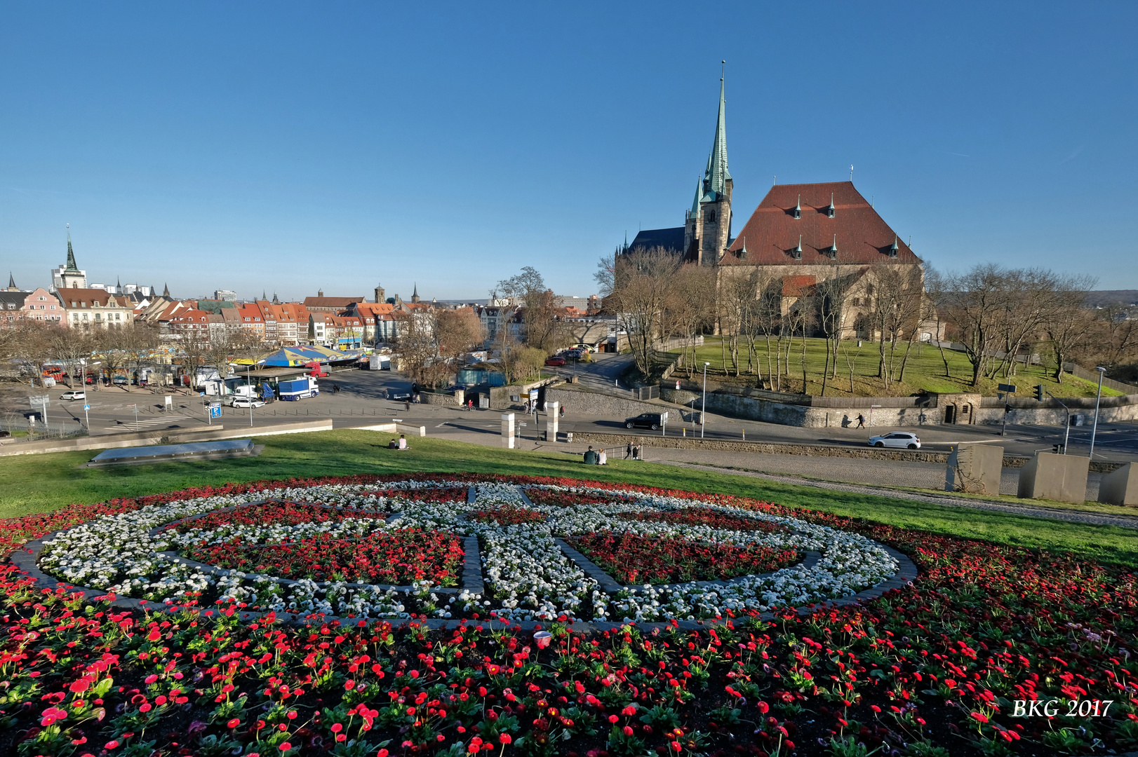 Frühlingserwachen im Zeichen des Stadtwappens über dem Dom