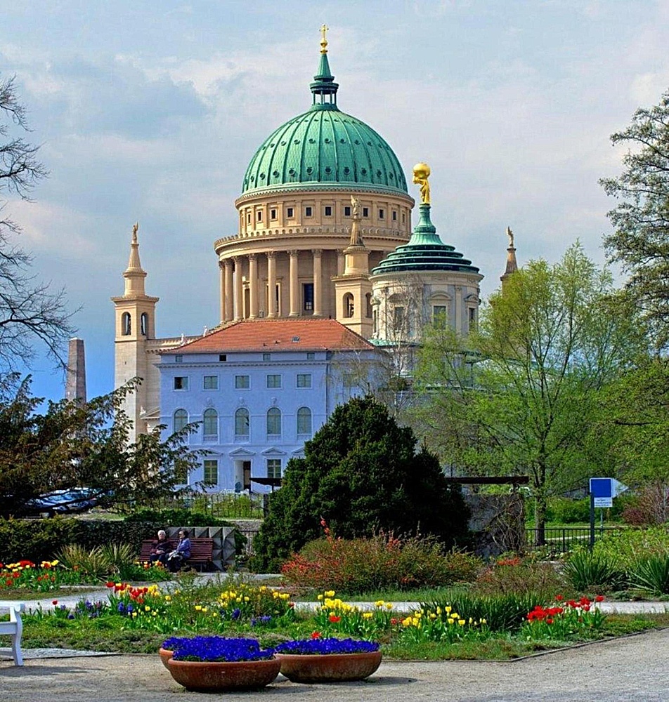 Frühlingshafter Ausblick ... A U F... die Nikolaikirche in Potsdam.