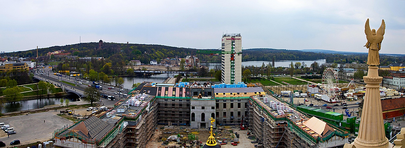 Frühlingshafter Ausblick ... V O N ... der Nikolaikirche auf den Neubau des ...