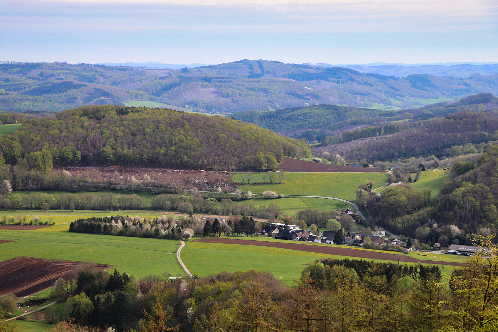 Frühlingshafter Blick über Sauerländer Berge