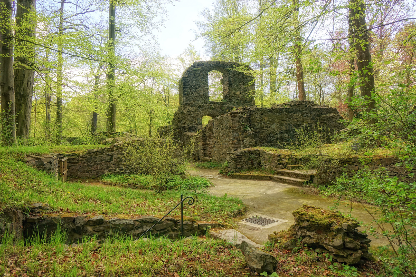 frühlingshafter Klosterpark Altzella