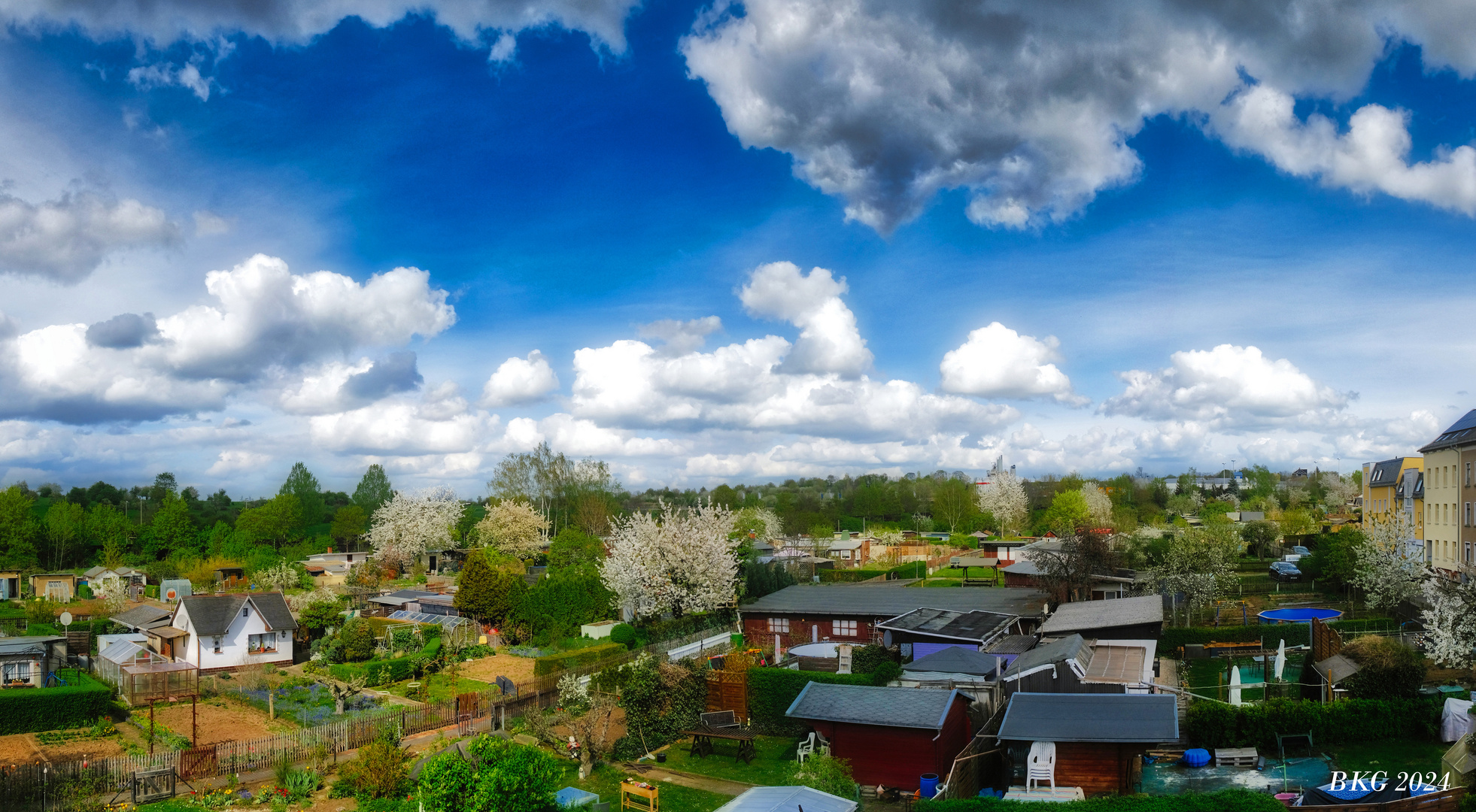 Frühlingshaftes Aprilwolkenspiel über der Kleingartensparte  