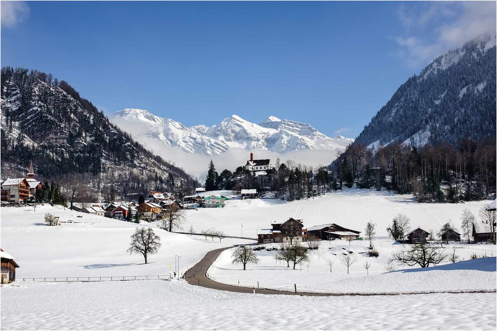 Frühlingslandschaft mit Schnee