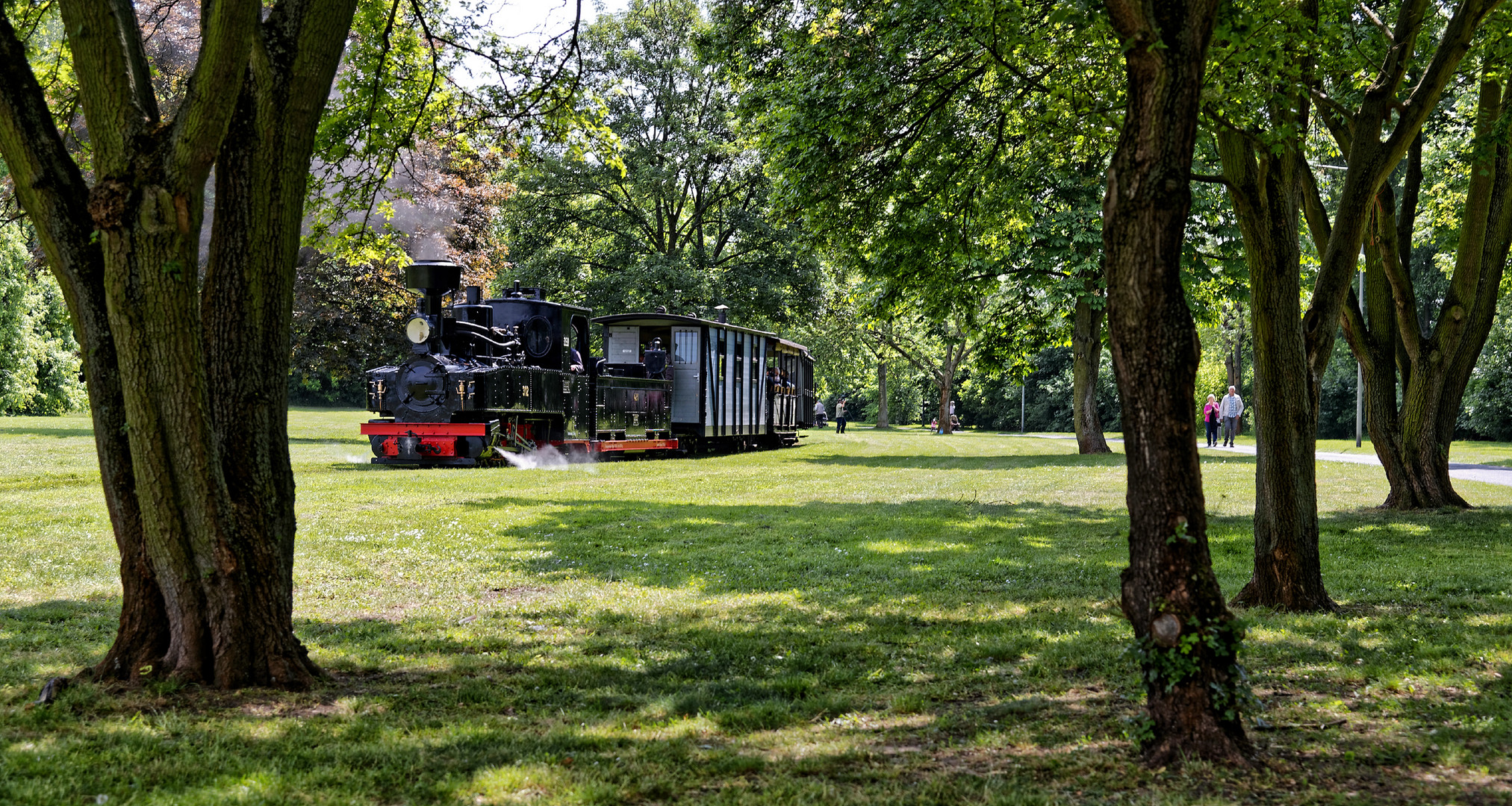 Frühlingsspaziergang mit Lok 11 im Frankfurter Rebstockpark