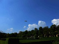 Frühlingsspaziergang und Sicht eines Zeppelin
