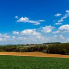 Frühlingstag über den Feldern der Heimat