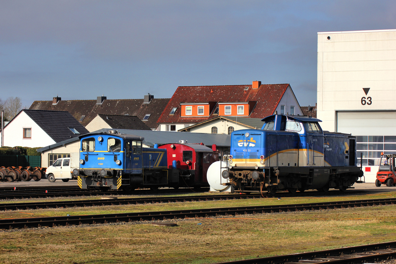 Frühlingstag vor der Bahnwerkstatt der evb