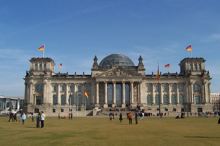 Frühlingstreiben am Reichstagsgebäude