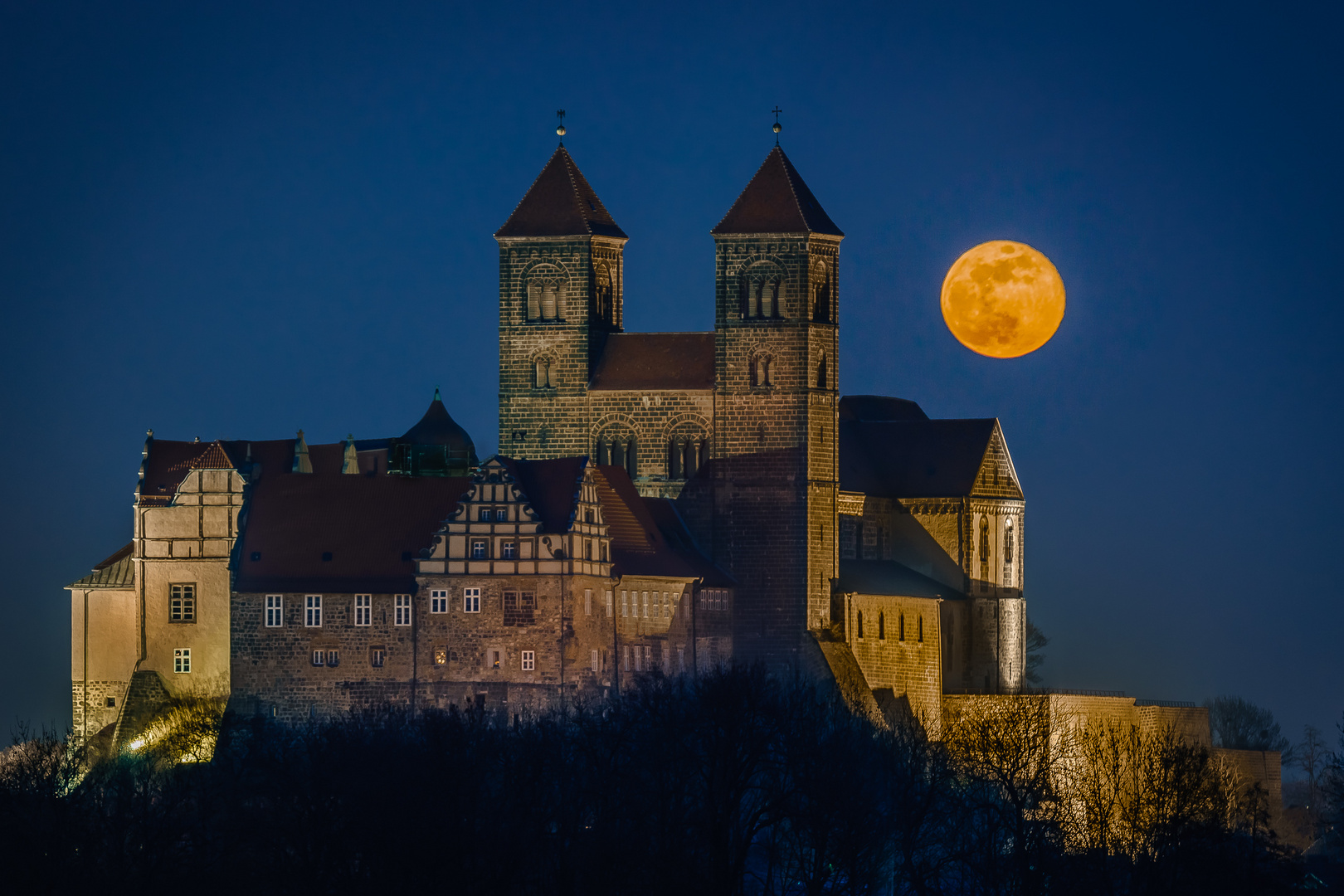 Frühlingsvollmond hinter dem Schlossberg