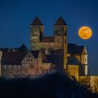 Frühlingsvollmond hinter dem Schlossberg