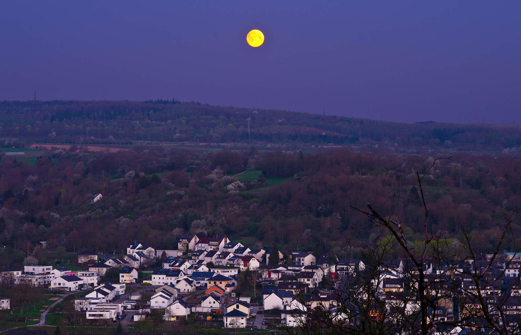 Frühlingsvollmond über Güls I