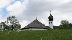 FRÜHLINGSWIESE MIT KAPELLE