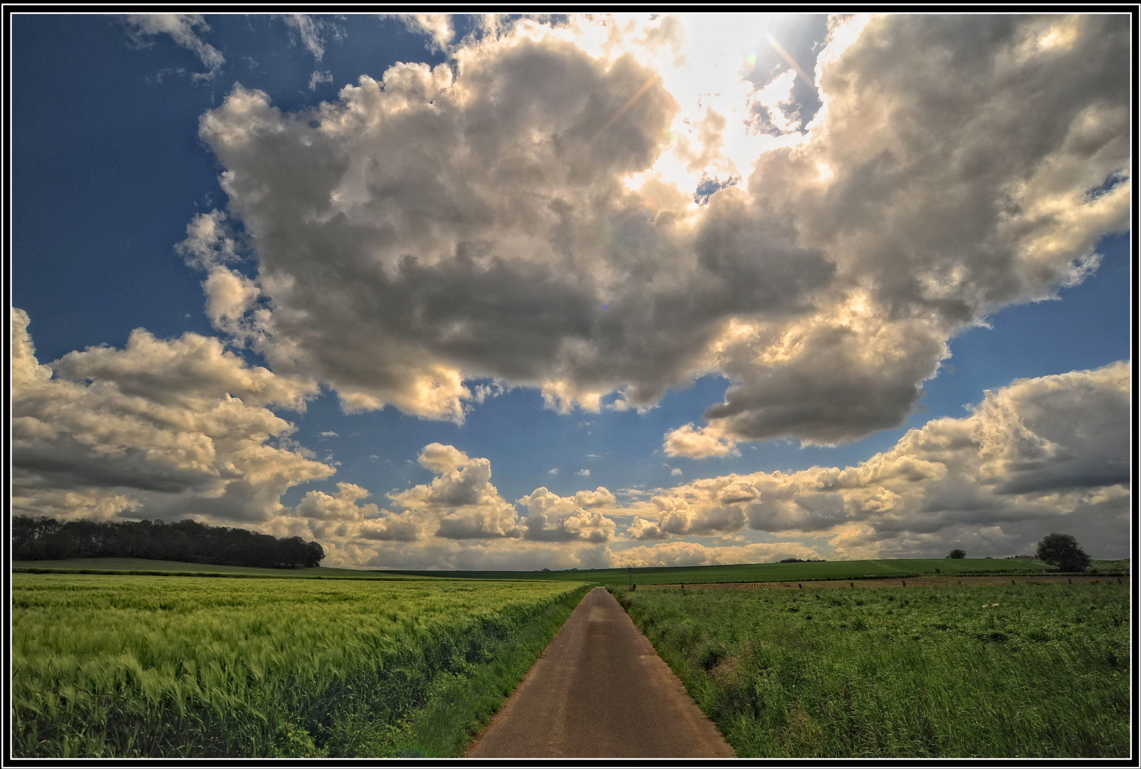 Frühlingswolken überm Feld