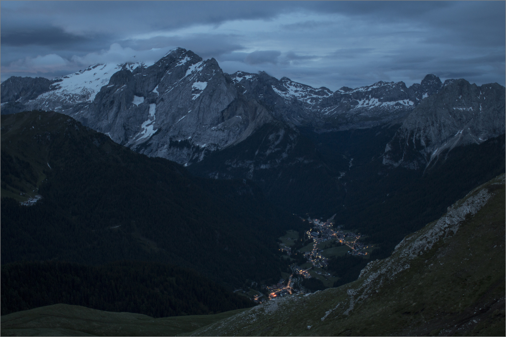 Frühmorgendlicher Blick ins Tal