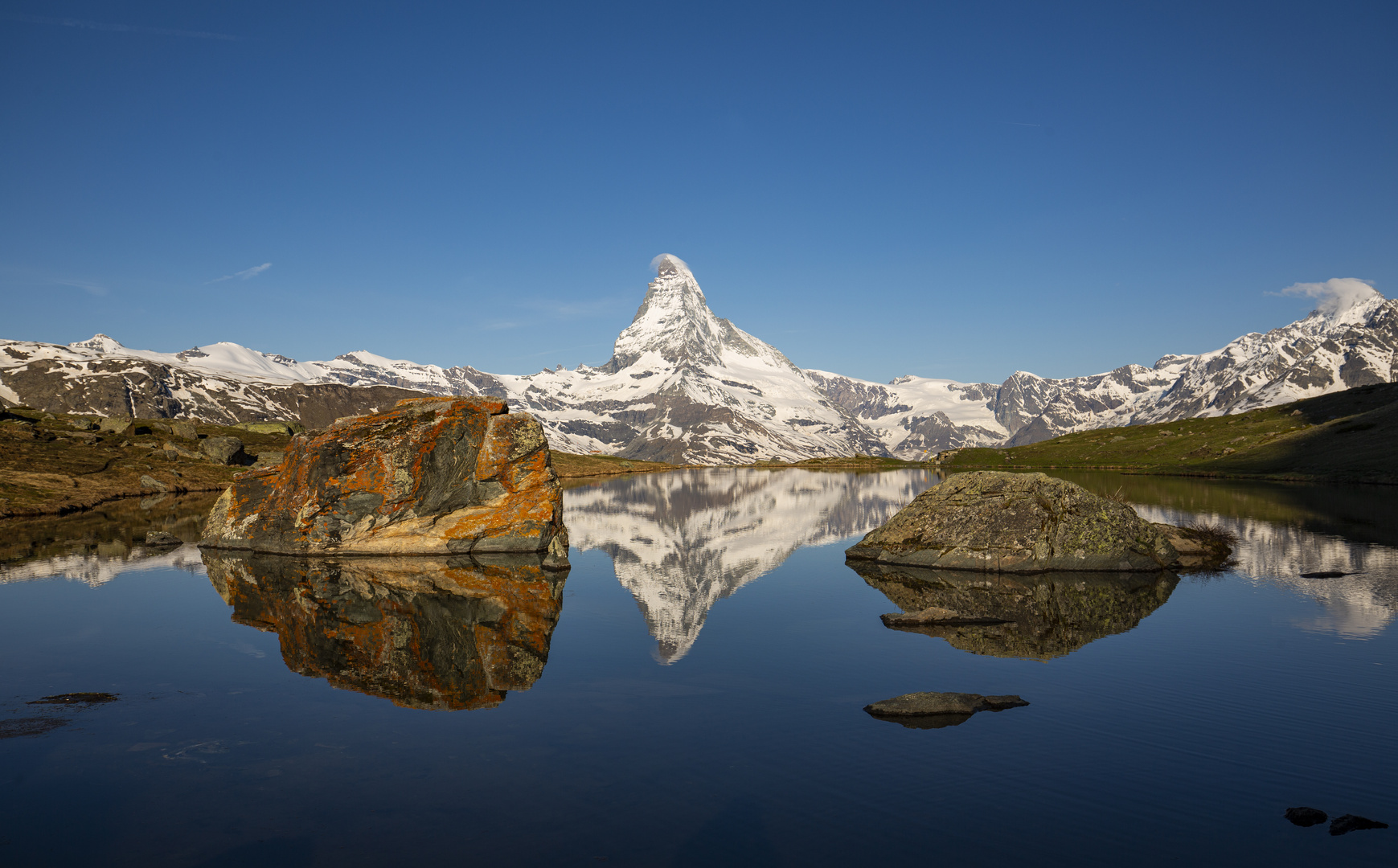 Frühmorgens am Stellisee  mit Blick aus Matterhorn