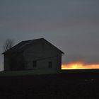 Frühmorgens an einer Feldscheune