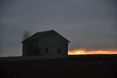 Frühmorgens an einer Feldscheune