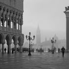 Frühmorgens auf dem Markusplatz in Venedig