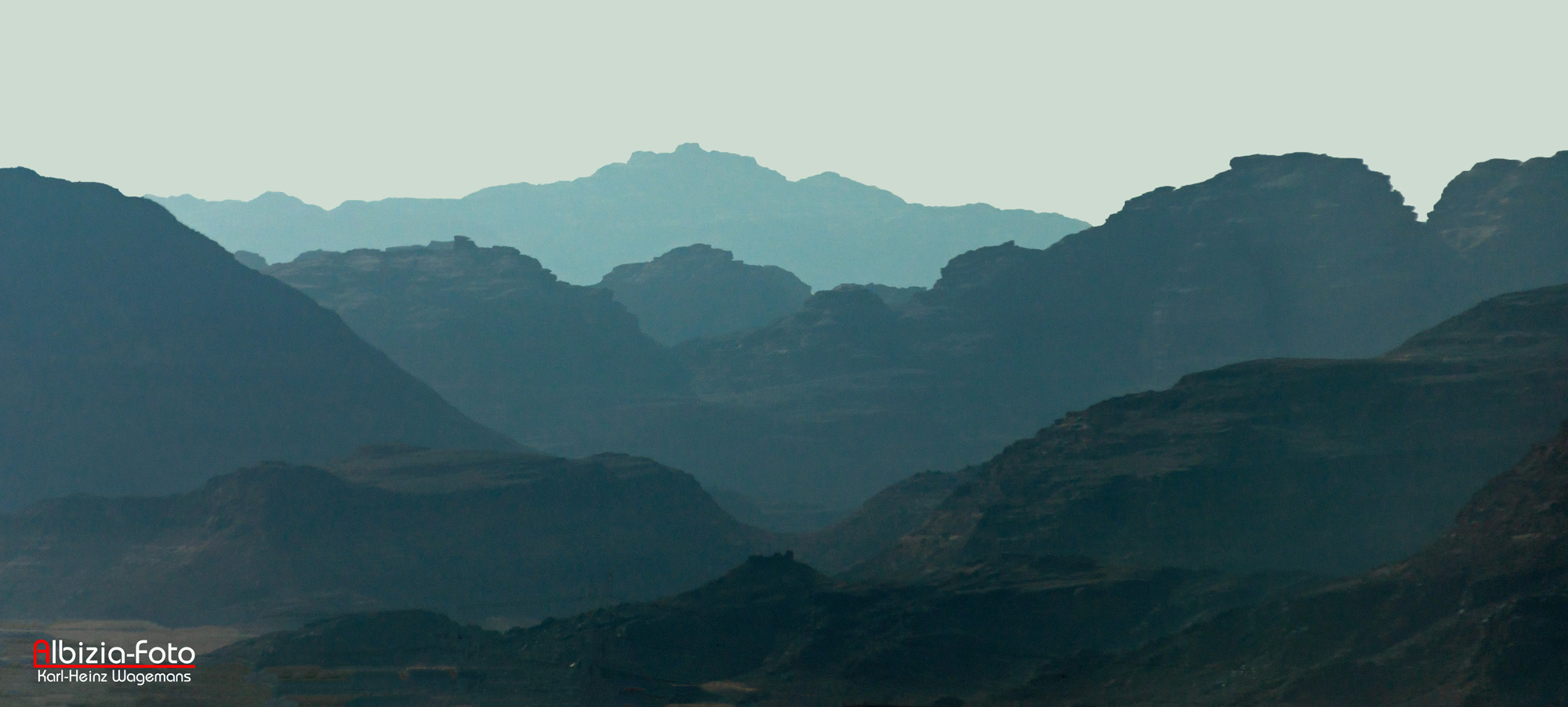 Frühmorgens auf dem Weg zum Wadi Rum (Jordanien)