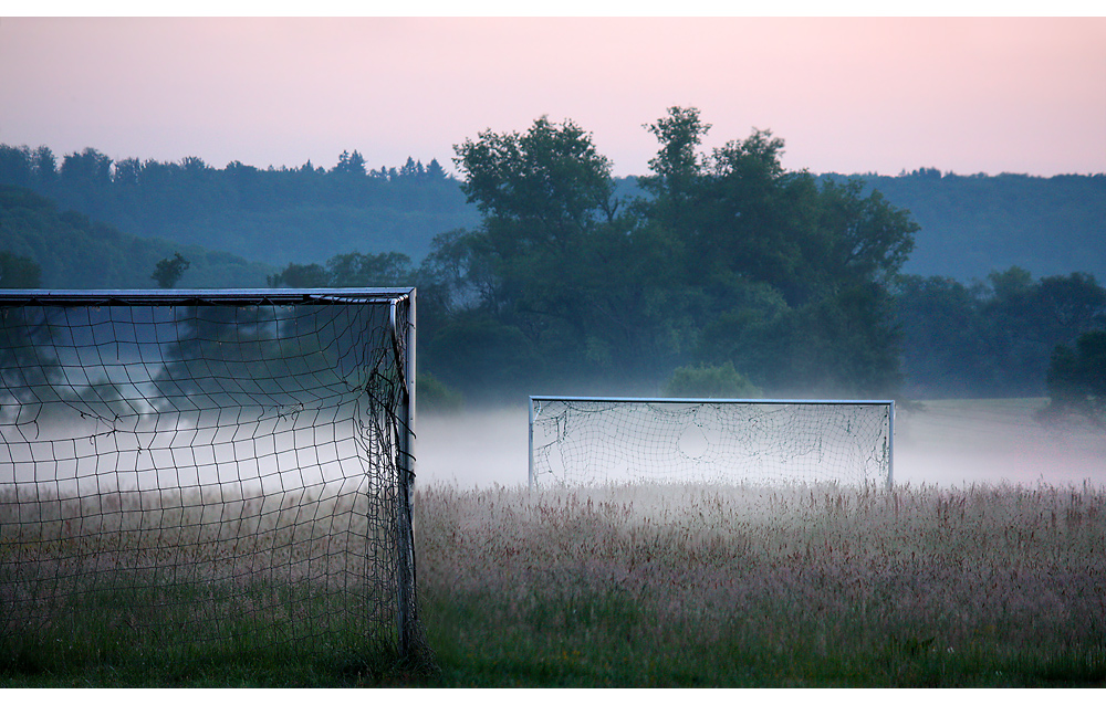 Frühmorgens im Fußballand ...