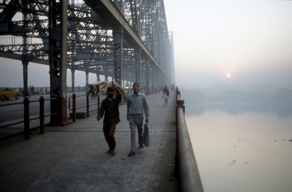 Frühmorgens in Kalkutta - der Tag beginnt - Howrah Bridge über den Hugli
