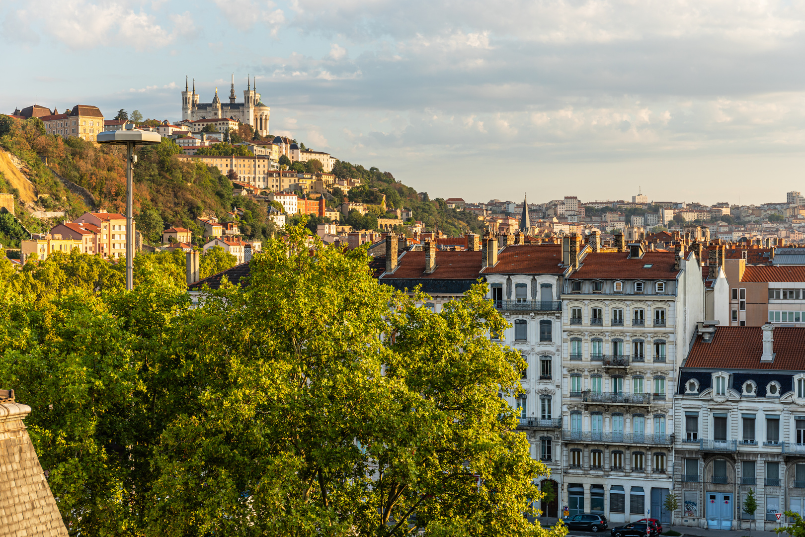 Frühmorgens über den Dächern von Lyon   