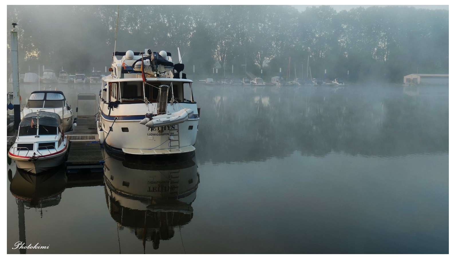 Frühnebel am Bootshafen