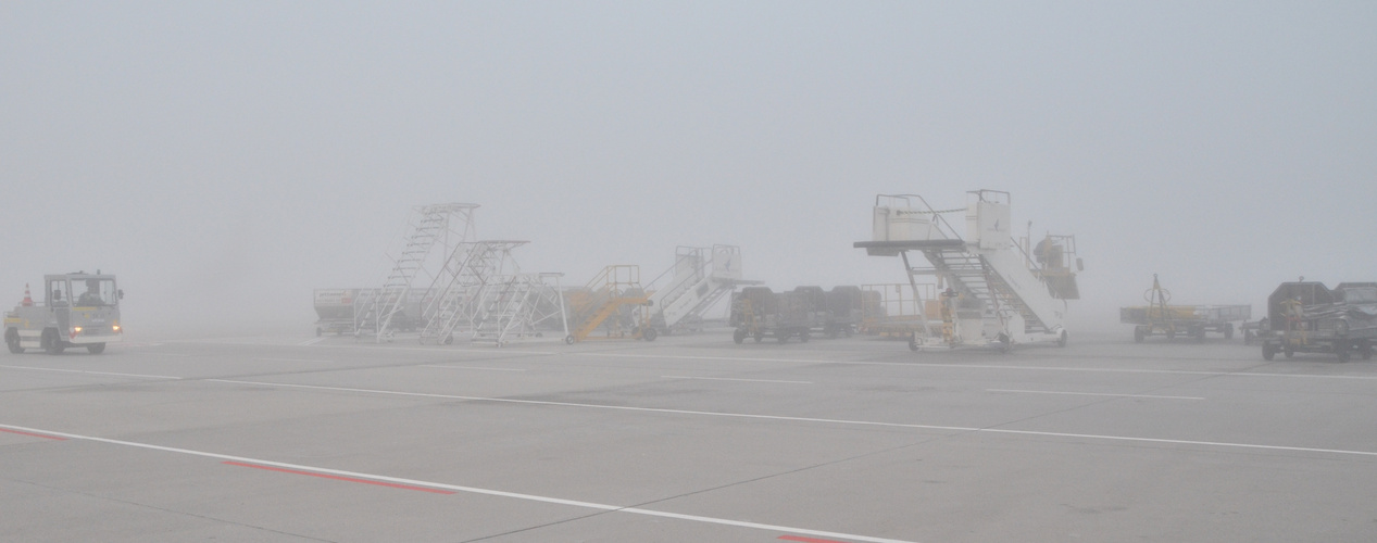 Frühnebel am Flughafen Stuttgart