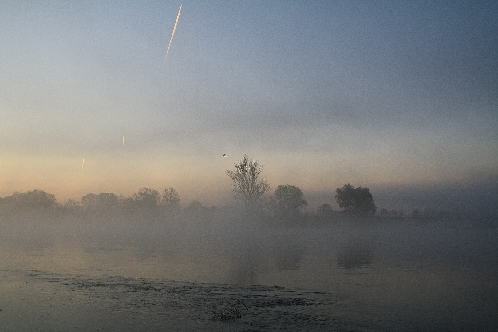 Frühnebel am Fluss