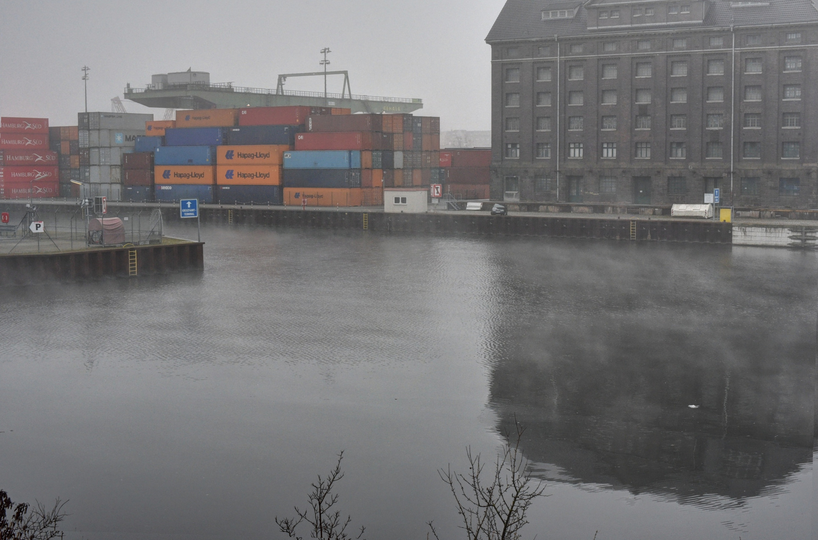 Frühnebel am Hafen