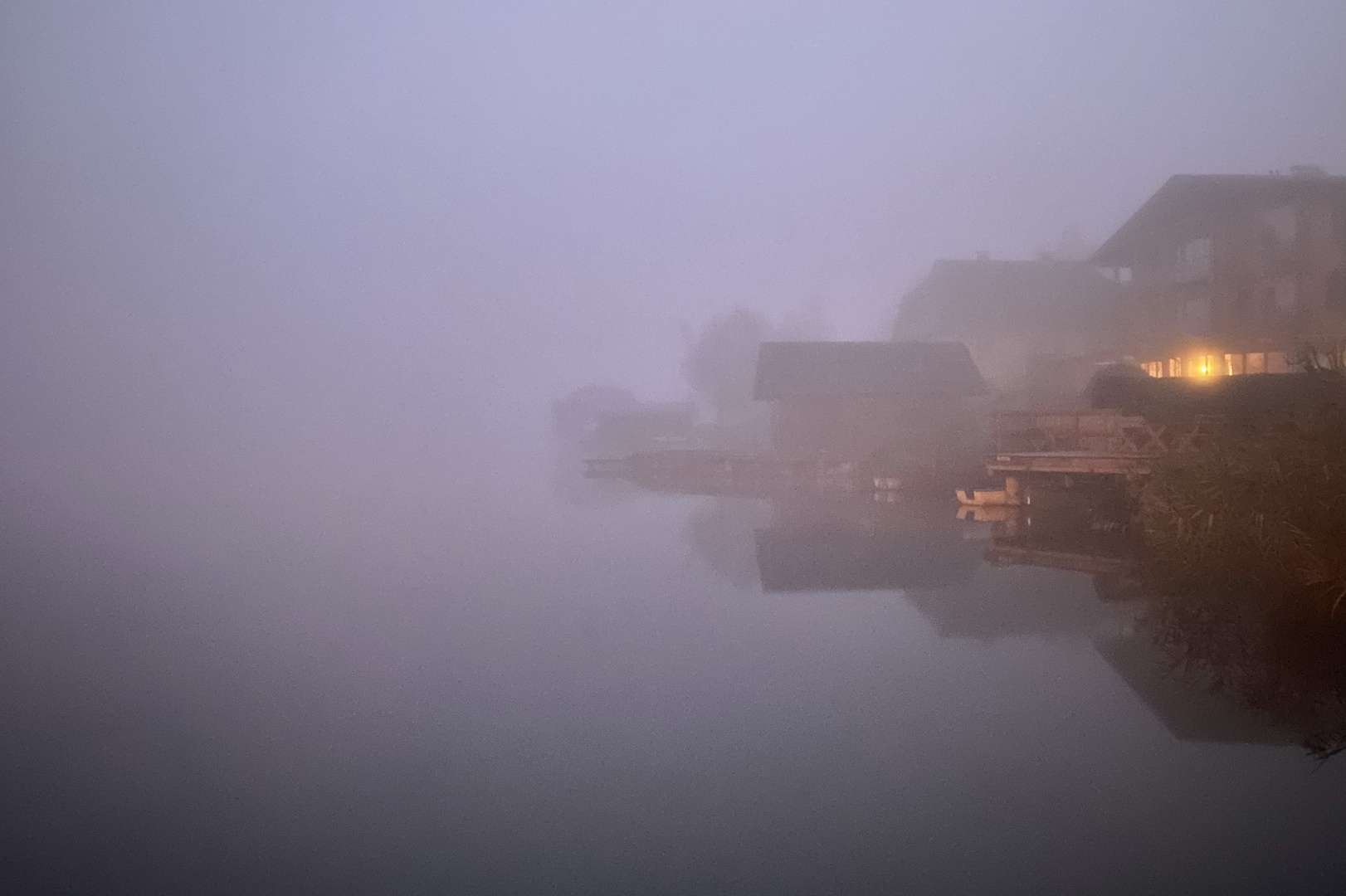 Frühnebel am See