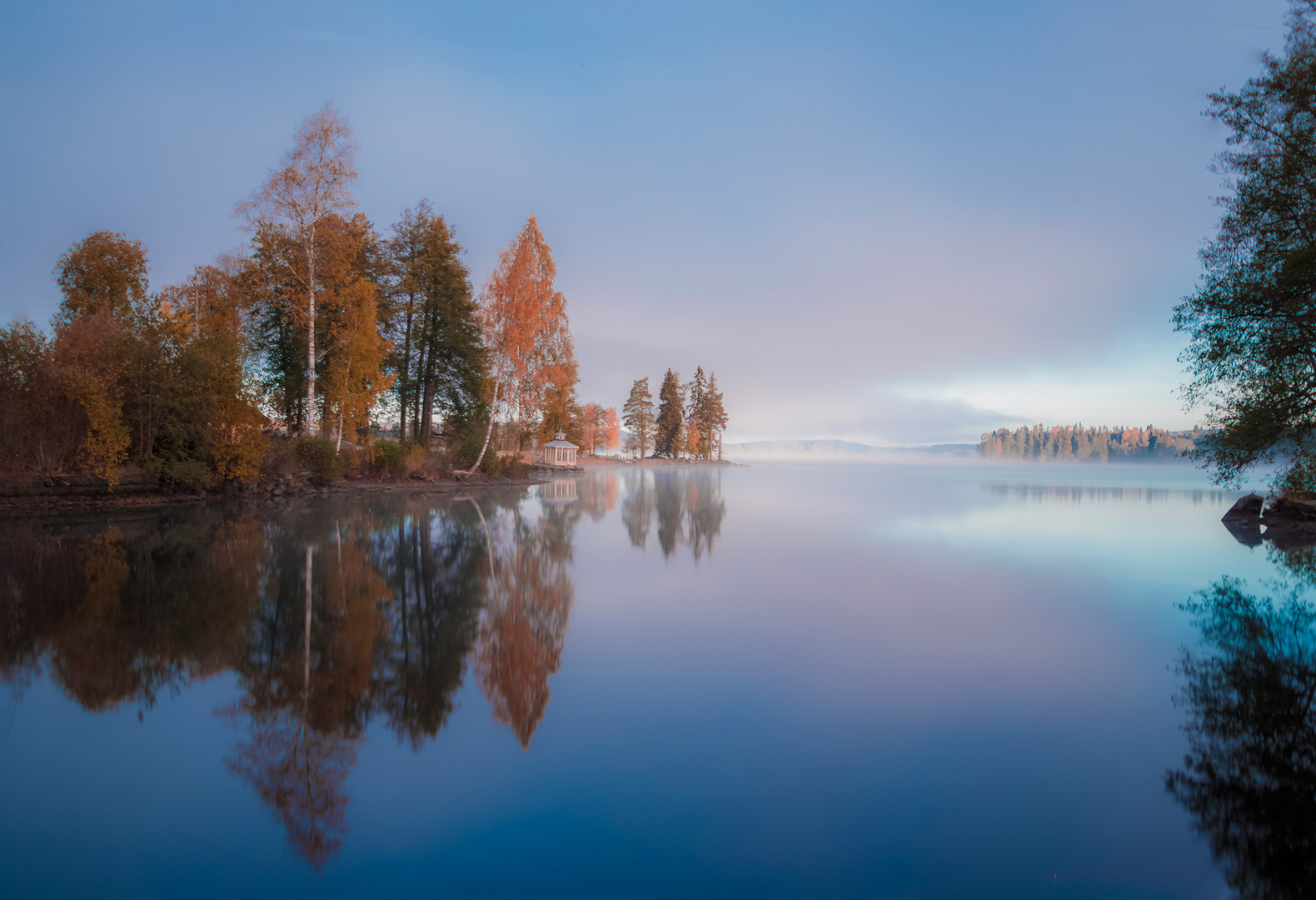 Frühnebel am See